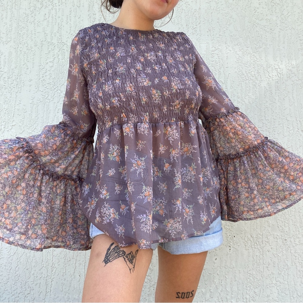 AMERICAN EAGLE stunning sheer flowy fairy sleeved top with a beautiful pattern!
